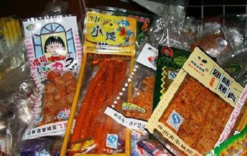 辣條黑作坊四年三遷 游擊式無(wú)證生產(chǎn)的警示